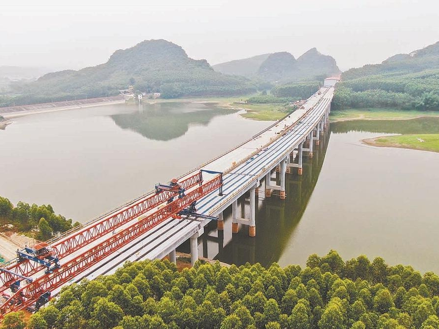 来宾西过境线高速公路首座桥梁全幅贯通